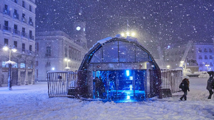 La entrada a la estación de Cercanías de Sol, rodeada de nieve / EUROPA PRESS