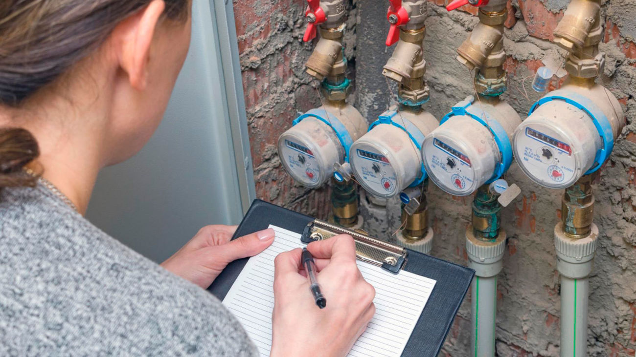 Una técnico realiza una lectura de contadores de agua