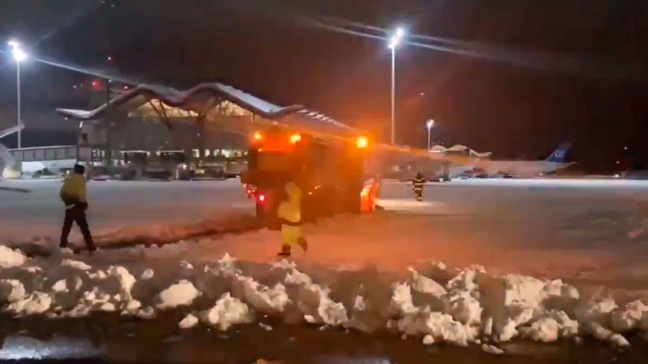 Un vehículo de la UME, durante la limpieza de nieve en las pistas de Barajas