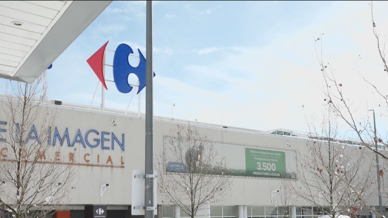 Colas interminables en busca de alimentos en supermercados