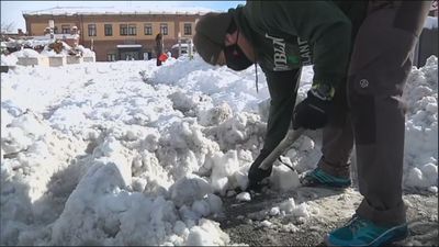 Grupos vecinales organizan retiradas colectivas de nieve