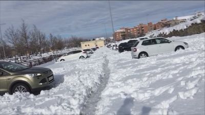 Decenas de coches atrapados en el aparcamiento de Rivas Urbanizaciones