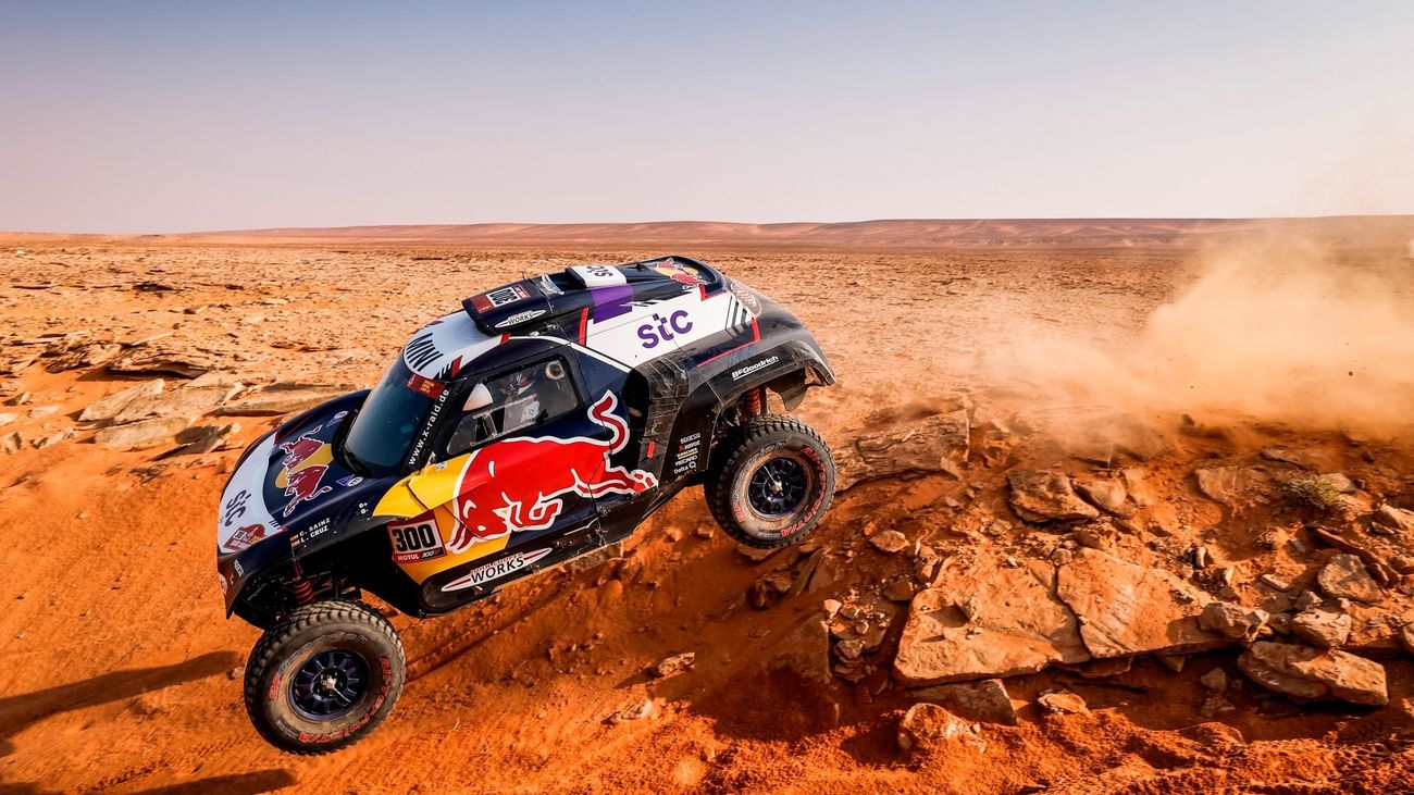 Carlos Sainz, segundo en la etapa, recorta tiempo al líder Peterhansel