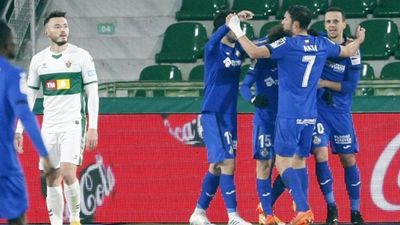 1-3. El Getafe remonta ante el Elche y huye del descenso