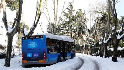 Así es de complicado rescatar un bus de la nieve en Madrid