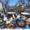 La basura se acumula en muchos puntos de Madrid tras ser imposible recogerla por la nieve y el hielo