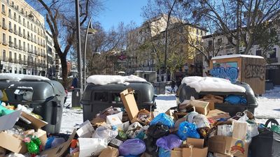 La basura se acumula en muchos puntos de Madrid tras ser imposible recogerla por la nieve y el hielo