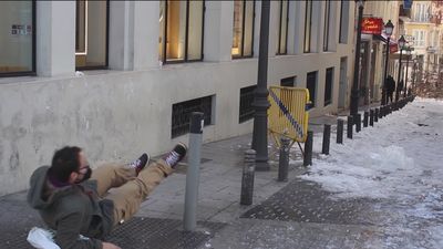 Patinazos y resbalones por placas de hielo amargan la mañana a los viandantes en el centro de Madrid