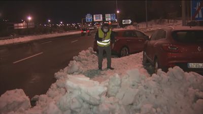 El Ayuntamiento llevará  los 700 coches abandonados en la M-30 por el temporal a un depósito municipal