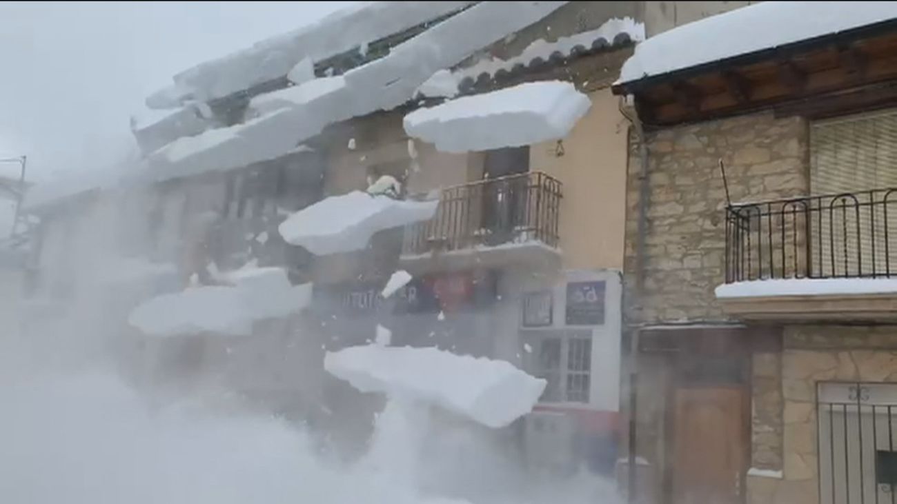 Más 150.000 árboles en Madrid afectados por el temporal, que deja destrozos en tejados, coches y mobiliario