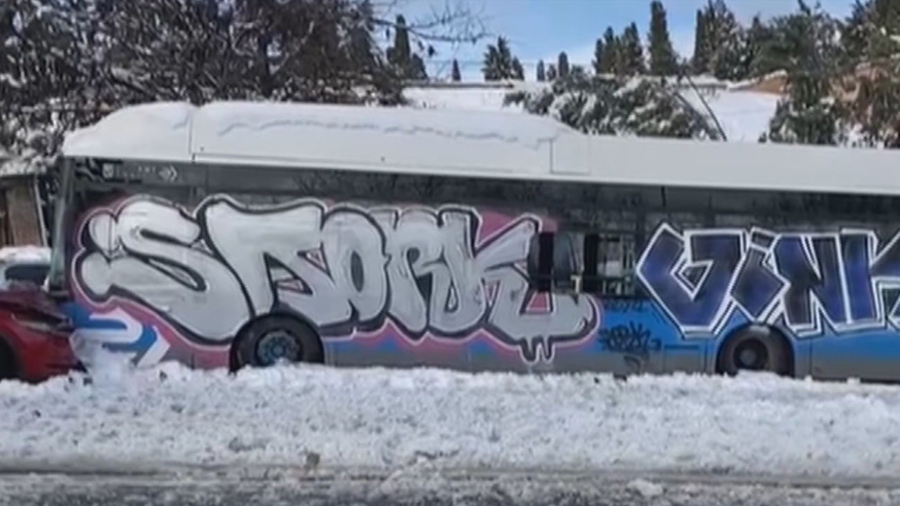 El vandalismo destroza varios autobuses de la EMT varados por la gran nevada en Madrid