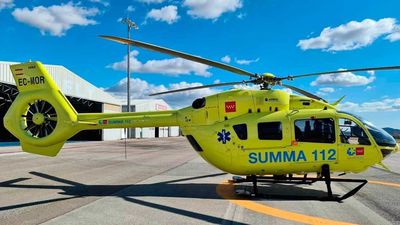 Un helicóptero traslada desde Cadalso de los Vidrios al Hospital de Alcorcón a una paciente grave de Covid