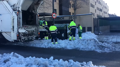 Móstoles empieza a quitar la nieve y el peligroso hielo de sus calles