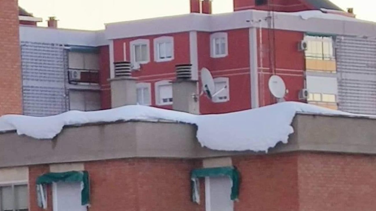 Nieve y hielo a punto de caer en un edificio de Fuenlabrada