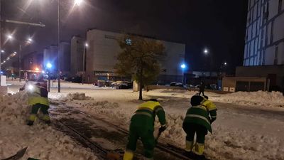 Parla lucha para salir poco a poco del colapso tras la gran nevada