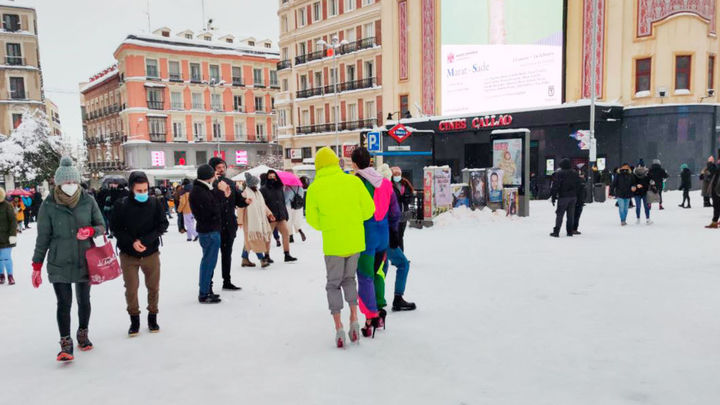 Podría ser una promoción de una reposición de 'Tacones lejanos', pero en realidad son dos jóvenes subidos a stilettos de 15 centímetros caminando por la nieve. Y en Callao.