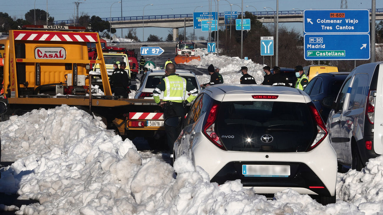 200 personas y medio centenar de máquinas quitanieves para limpiar las carreteras en Madrid