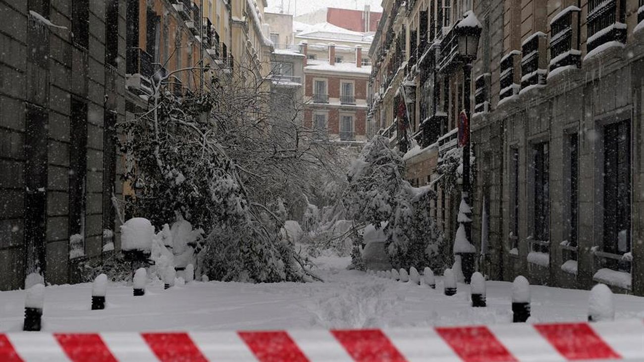 La cara trágica de la nevada: la policía custodia cadáveres en domicilios de Madrid inaccesibles por la nieve