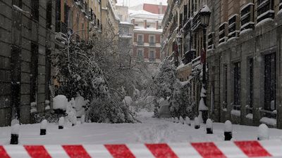 La cara trágica de la nevada: la policía custodia cadáveres en domicilios de Madrid inaccesibles por la nieve