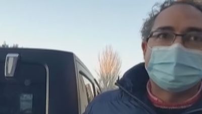 Voluntarios trasladan con todoterrenos a pacientes y trabajadores del Hospital de Getafe