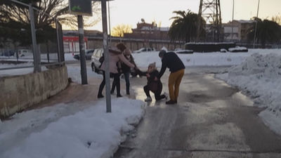 Medio centenar de personas atendidas por caídas a causa del hielo en Madrid