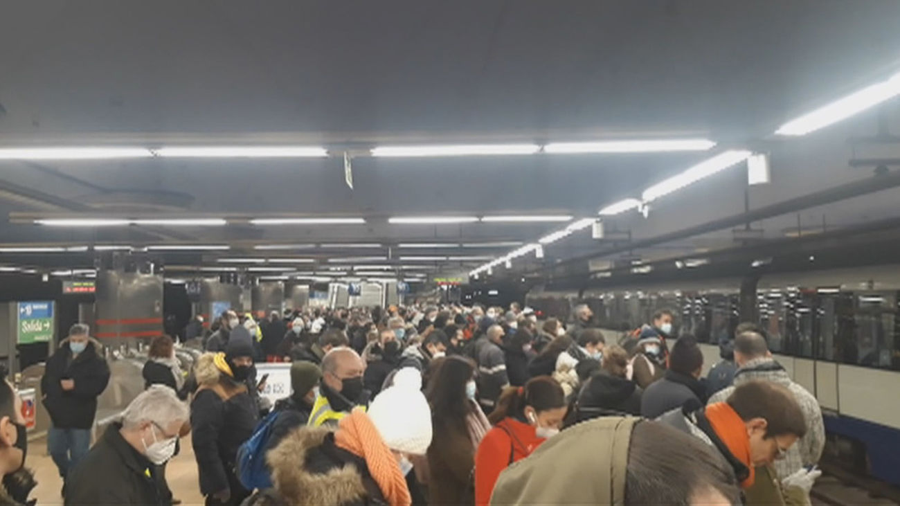 Un 21% más de viajeros en hora punta en el Metro, único medio en Madrid para poder llegar al trabajo