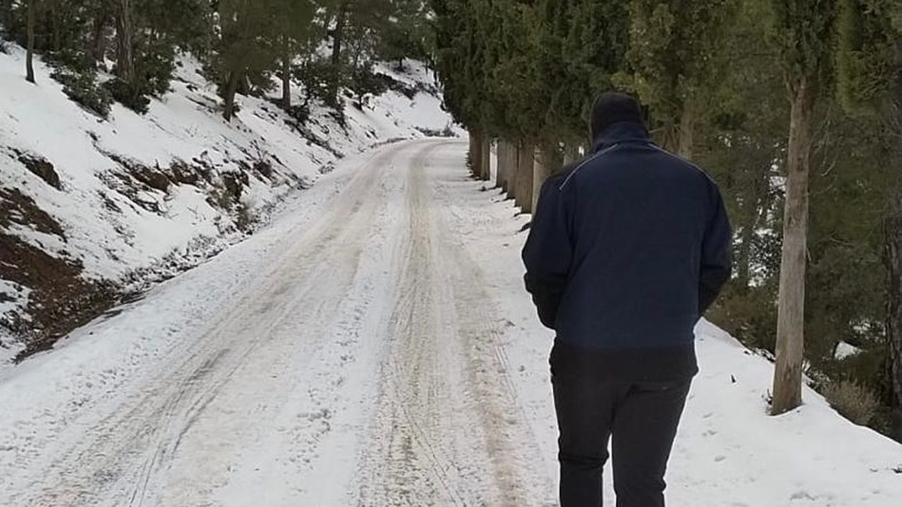 Cómo caminar sobre la nieve para evitar caídas