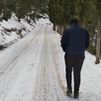 Cómo caminar sobre la nieve para evitar caídas