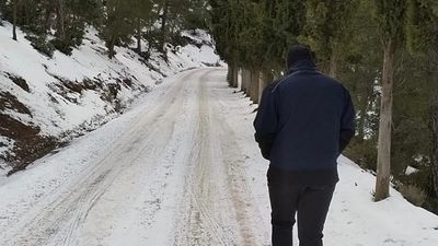 Cómo caminar sobre la nieve para evitar caídas