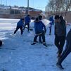 Voluntarios quitan la nieve del estadio del Navalcarnero