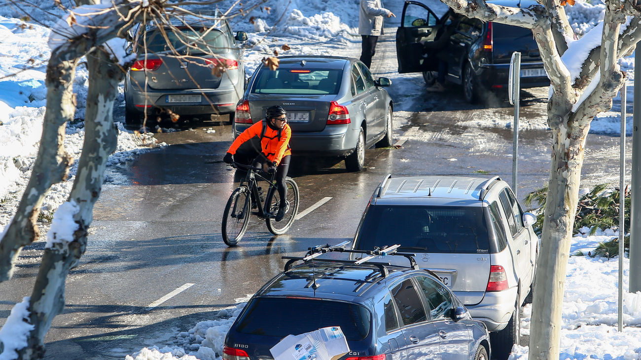 Coches entre la nieve en Madrid