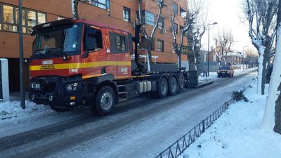 Efectivos de la UME trabajan en Valdemoro y Leganés para despejar las calles
