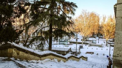 Madrid intensifica los trabajos para despejar la nieve en las calles secundarias y en aceras
