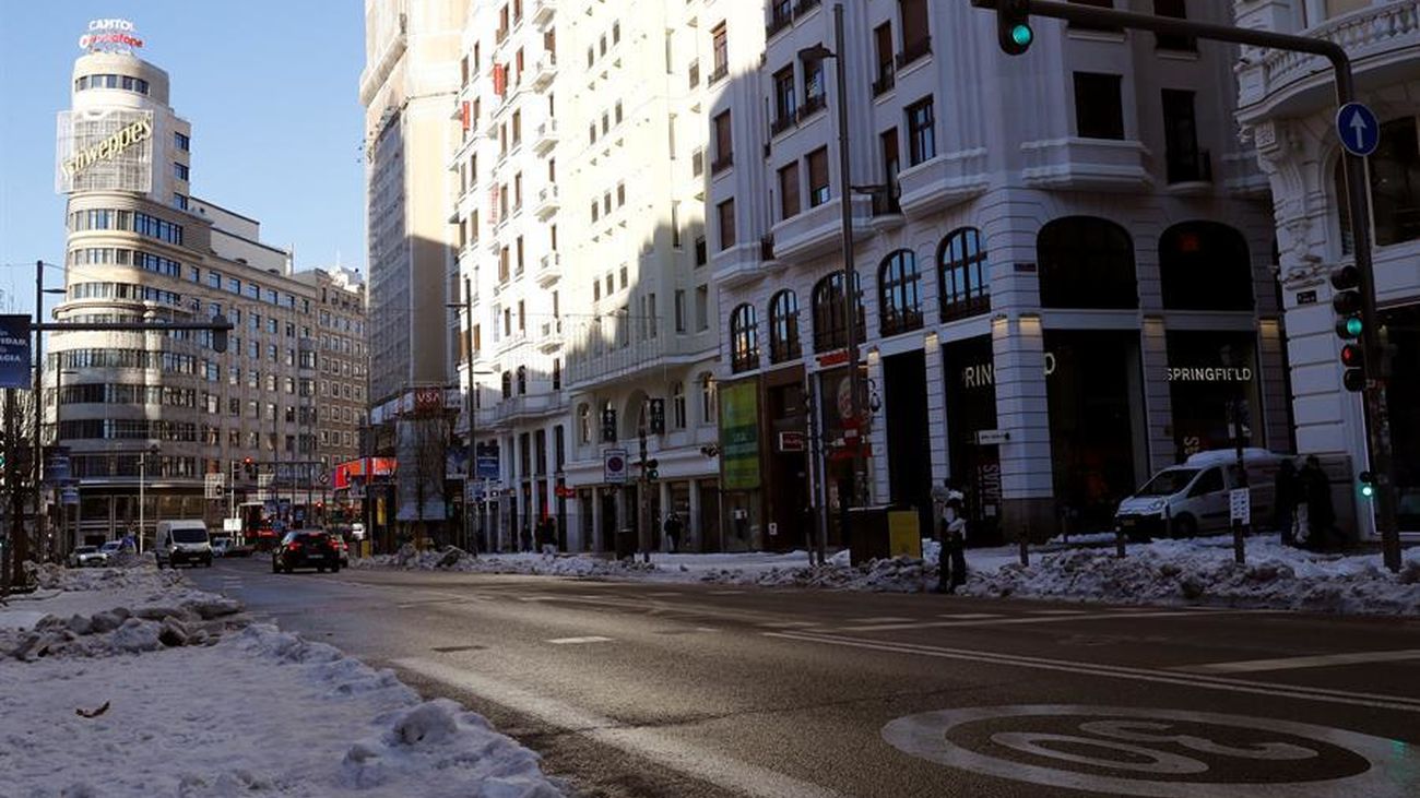 Imagen de la Gran Vía, con la calzada despejada de nieve