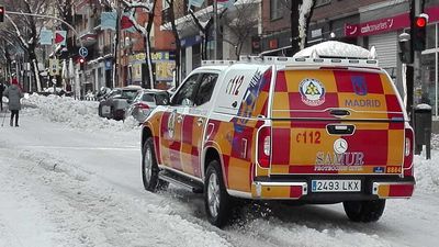 Muere una mujer en Aluche al caer desde un tercer piso mientras limpiaba la ventana