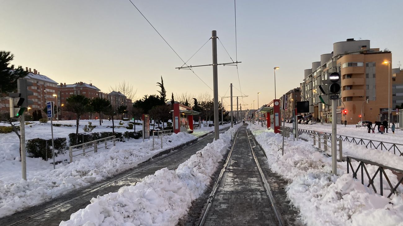 Limpieza de nieve en las vías de Metro Ligero