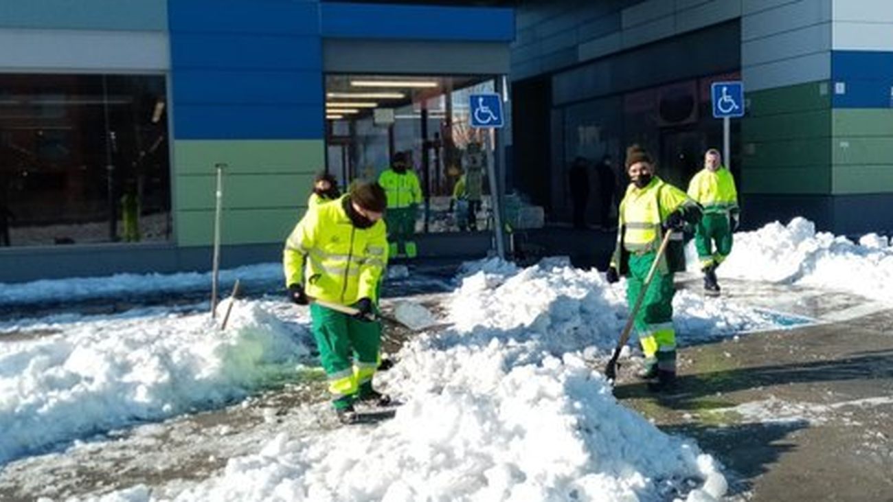 Operarios quitando la nieve en Arroyomolinos