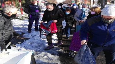 Alcorcón distribuye gratuitamente sal a la ciudadanía a través de 12 puntos de reparto