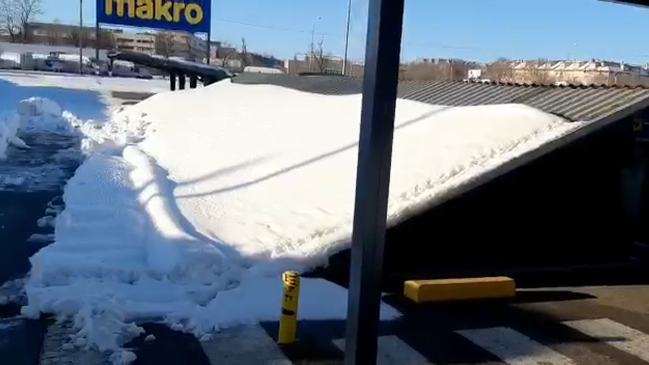 Los techos del aparcamiento del Makro de Leganés, hundidos por la nieve