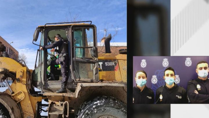 Los tres policías que salvaron a un varón con Covid en Vallecas cuentan cómo llegaron hasta él en una excavadora