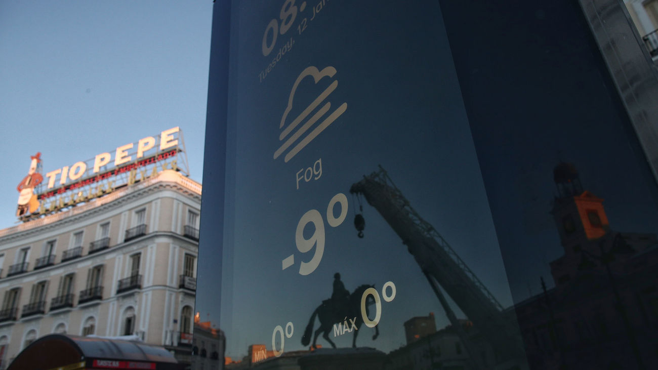 Un termómetro marca -9º en la Puerta del Sol a primera hora de la mañana