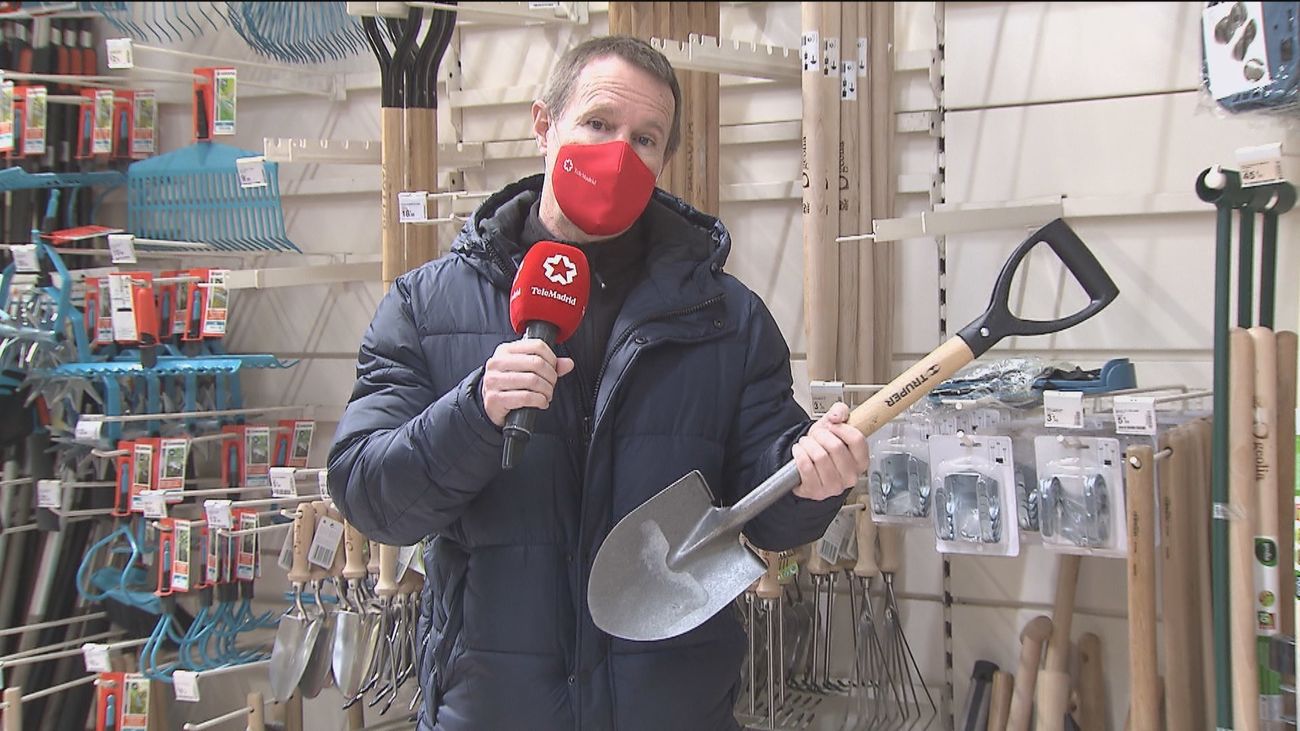 Las palas se convierten en objetos casi imposibles de encontrar tras la nevada