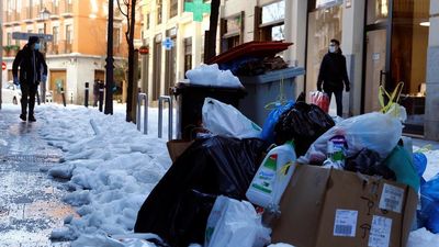 Más basura en las calles madrileñas a la espera de recuperar el servicio de recogida