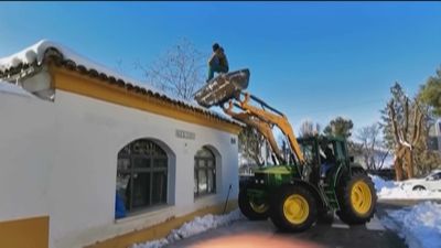 Pepe, agricultor y héroe en Rivas gracias a su tractor 'quitanieves'