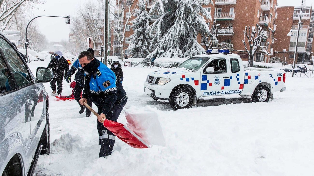 Agentes de la Policía de Alcobendas retirando un vehículo