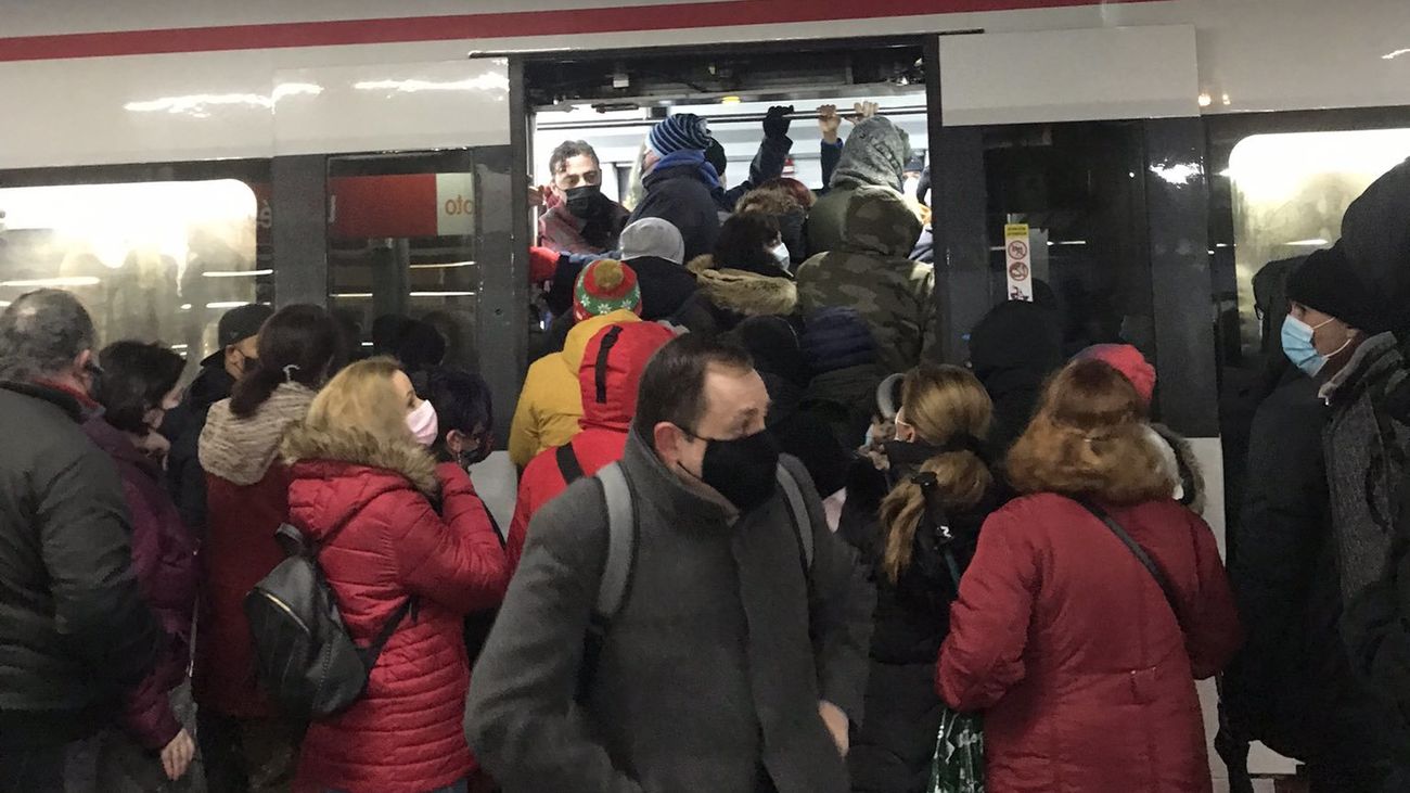Aglomeraciones en un tren de la C-5 de Cercanías situado en Leganés