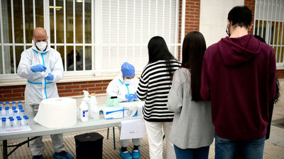 Barajas, la única pega del descenso general de casos de coronavirus en Madrid capital