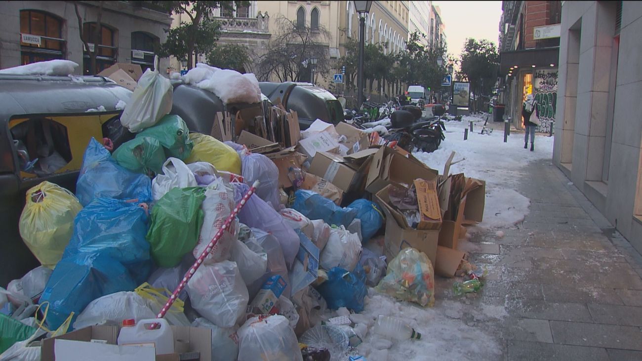 Más de 9.000 toneladas de basura se acumulan en las calles de Madrid mientras la recogida aún está al 40%