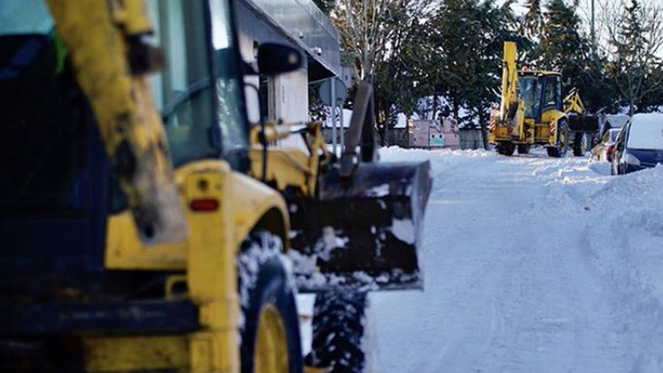 Maquinas excavadoras retirando nieve en Las Rozas