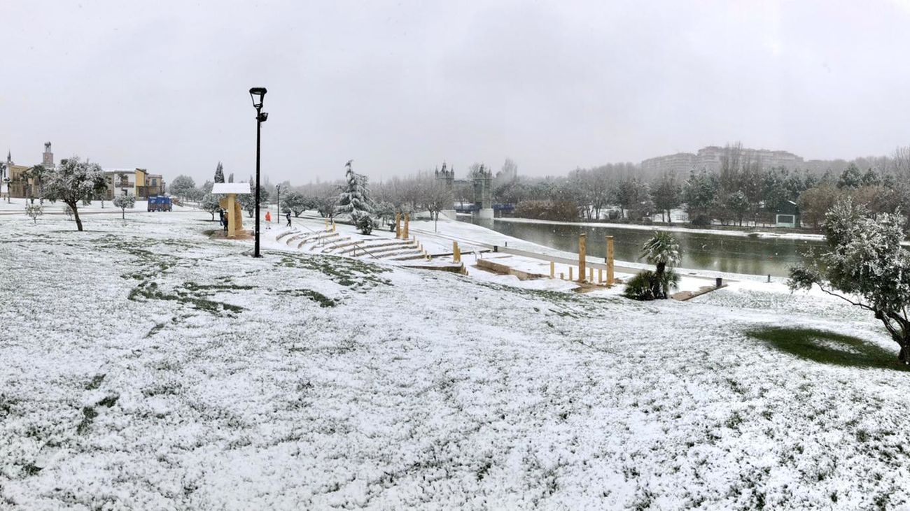 Torrejón de Ardoz presta 7.000 palas a los vecinos para que ayuden en la retirada de la nieve
